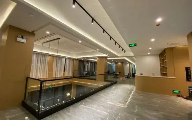 Garze Chin lives in a hotel