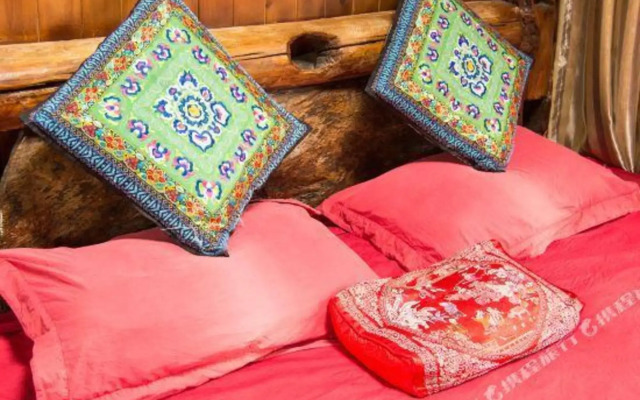 Shiwai Tangka Theme Inn (Shuhe Ancient Town)