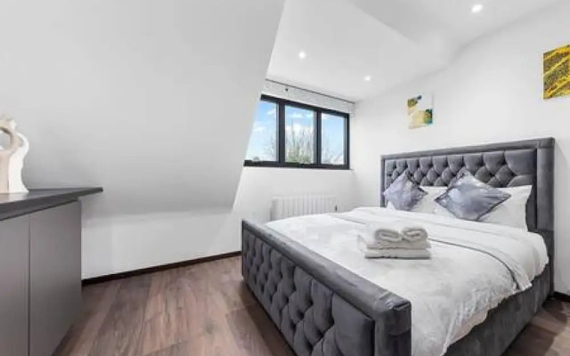 Modern Spacious Suite Sleeps 4 in Central London