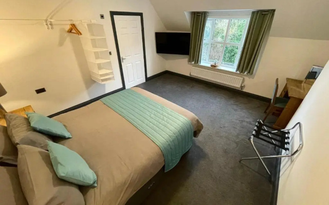 Cadmore Lakeside Hotel