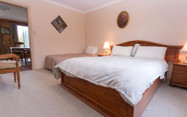 Albany's Big Grove Bed & Breakfast