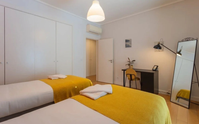Spacious Lisbon Haven w Lift Garage