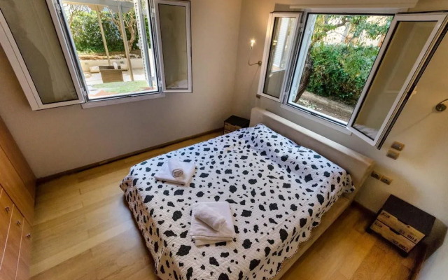 Aquarius - Glyfada Detached House