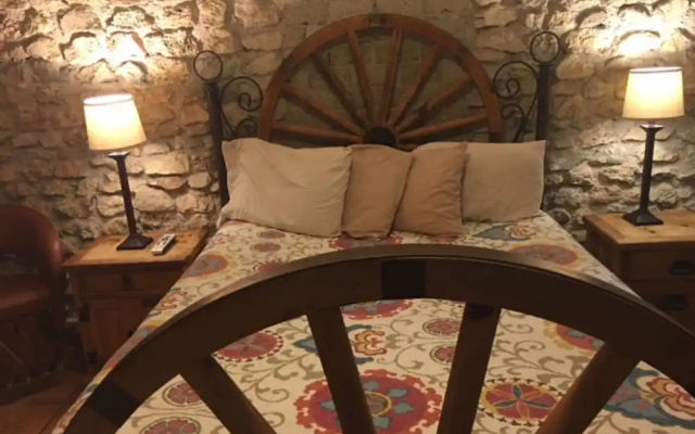 The Historic Leakey Inn