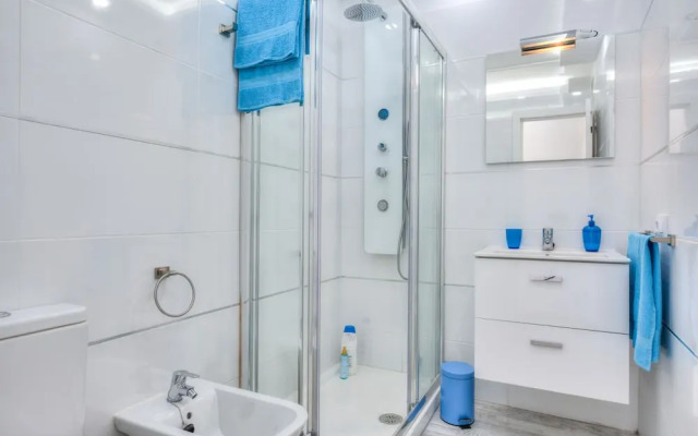 Tidy Apartment, Small Terrace and Air Conditioning