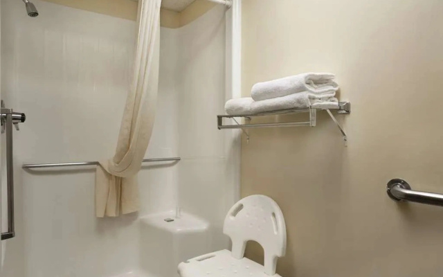 Travelodge Inn & Suites