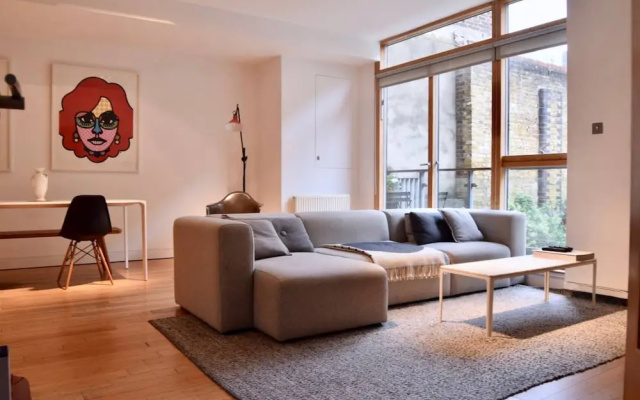 Bright and Colourful Flat With Balcony Near Regents Canal