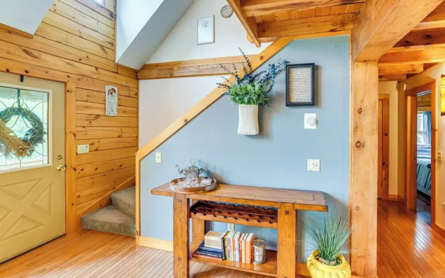 Spacious Wilmington Cabin: Walk to Lake