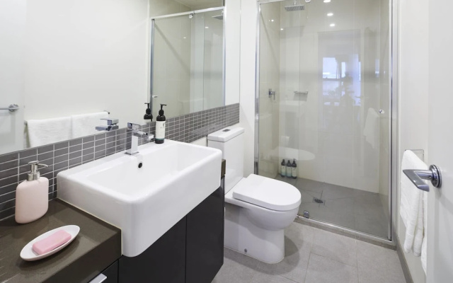 Stylish One Bedroom With Urban Convenience
