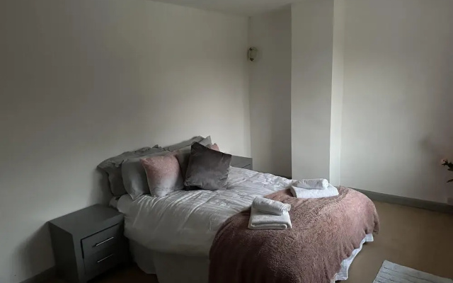 Captivating 1-bed House in Ammanford