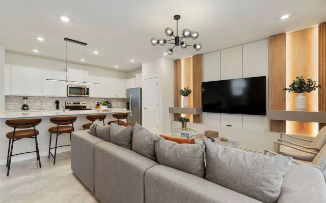 1149 Spacious Family 5-bedroom Townhome