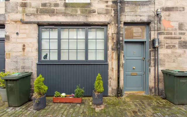 Prestigious Location - Quintessential Mews House