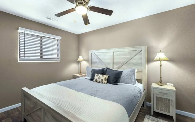 White Oak Landing Spacious 6 BDR w/ Boat Slip!