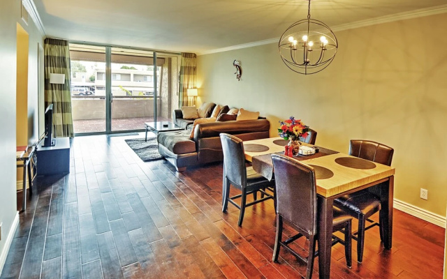 < 1 Mi to Old Town! Couples Haven w/ Pool Access