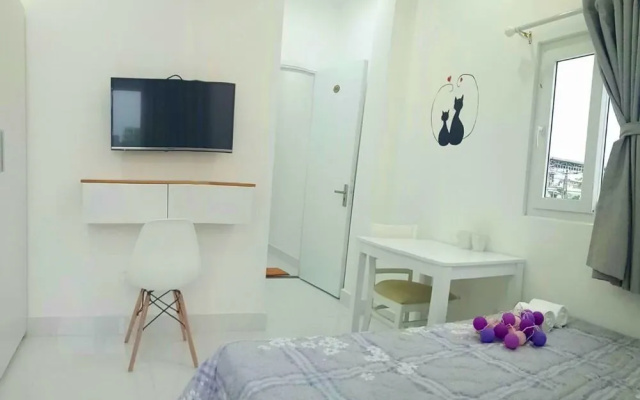 Smiley Apartment 9