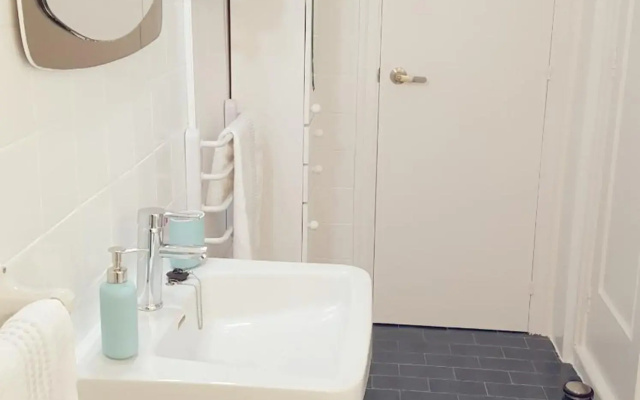 Central Apartment in Valencia with WIFI + Parking.
