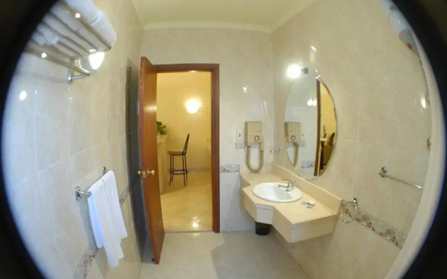 Golden Carven Hotel
