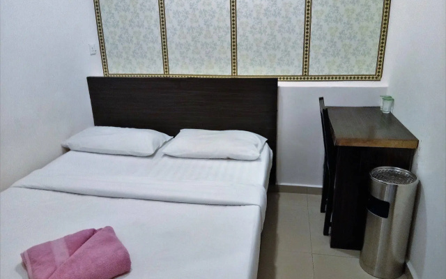 OYO 89407 EZI Hotel