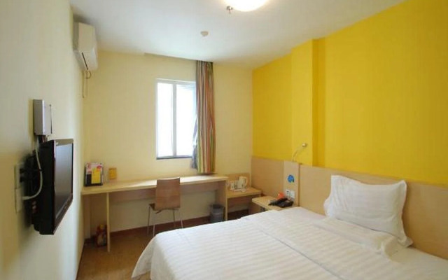 7Days Inn Shanghai Daning International Commercial Plaza YanChang Subway Station
