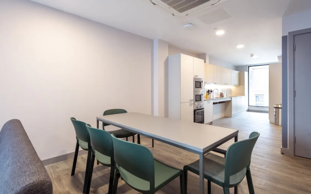 Coleman Court Summer Apartments