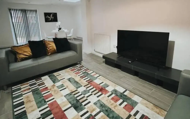 Stunning 3-bed House in Oldbury