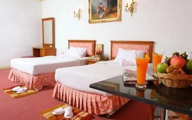 13 Coins Hotel Bang Yai