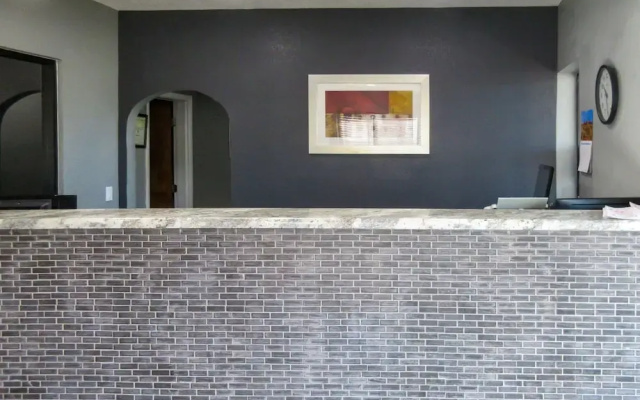 Econo Lodge Inn & Suites