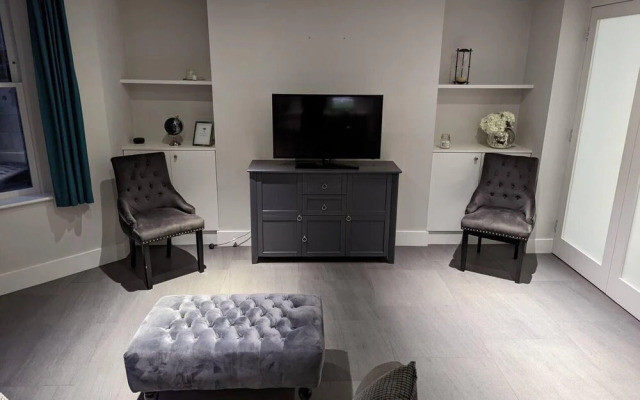 Captivating 1-bed Apartment in Bath With Parking
