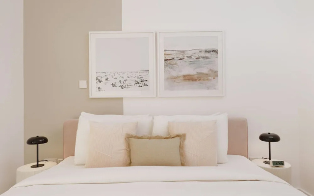 Chic 2BR Downtown Haven w Balcony City Views