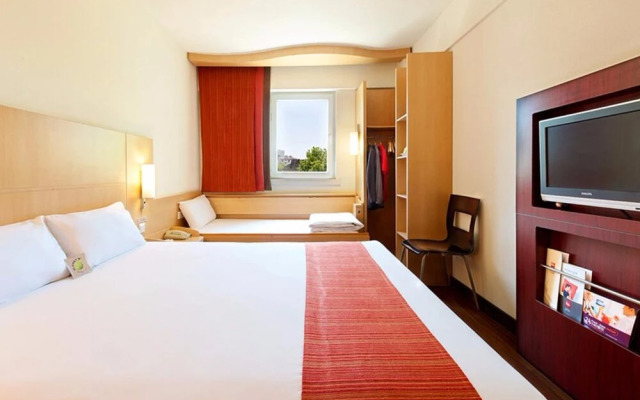 IBIS Anshan Shengli Square