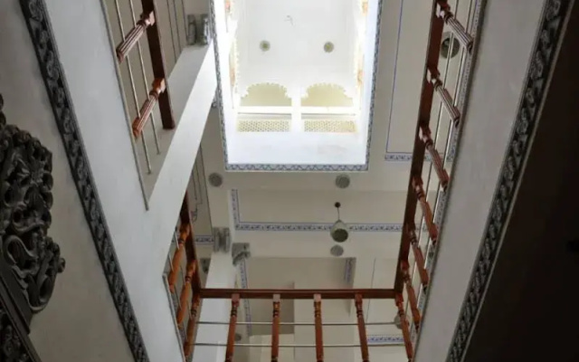 Lake Paradise Hotel