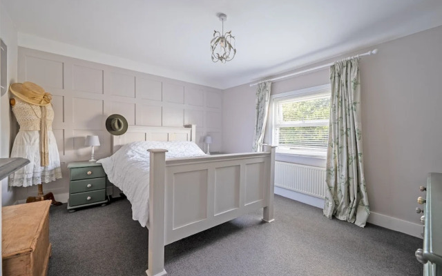 House Sleeps 5 With Garden and Parking