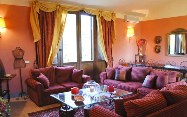 Independent Farmhouse With 7 Bedrooms and Pool Lago Trasimeno-luna Chiara