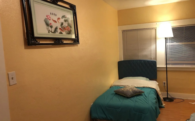 Single house 6 bedrooms and 3 bathrooms
