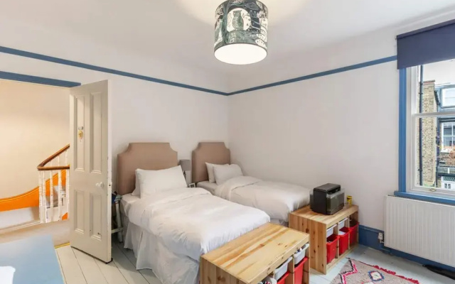Lovely 4 Bedroom House near Portobello