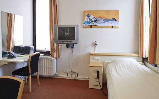 Hotel Tegenover