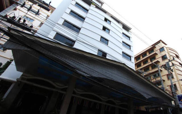 E-Outfitting Boutique Hotel Pattaya Паттайя вид на фасад