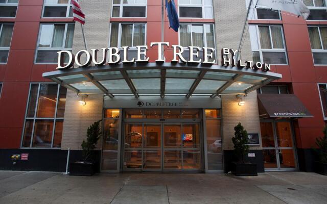Отель DoubleTree by Hilton New York Times Square South вид на фасад