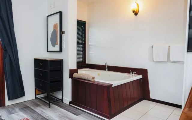Tofino Oceanfront Hotel Suite 3
