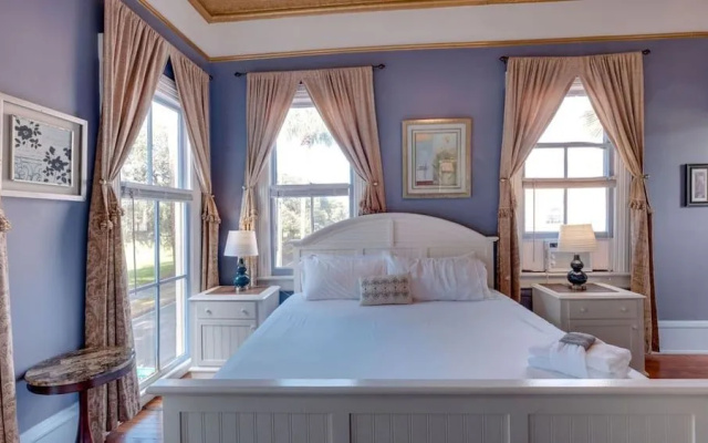 Forsyth Park 2 Bedroom Beauty