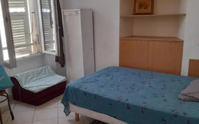Studette Charlot centre - 11 rue Paradis Nice
