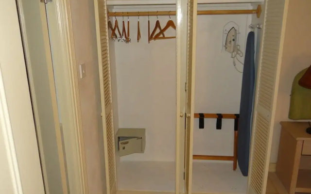 Tropical Winds Apartment Hotel