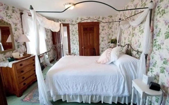 Inn at Old Harbor