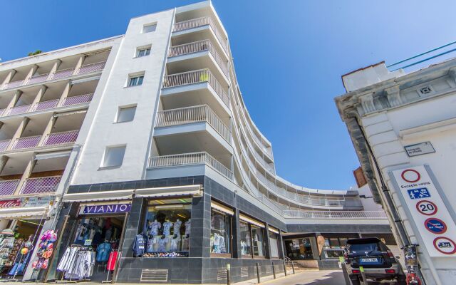 Отель Palmeras 2.2/2.5 Испания, Курорт Росес - отзывы, цены и фото номеров - забронировать отель Palmeras 2.2/2.5 онлайн вид на фасад