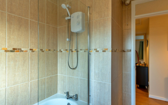 Cozy 3 Bedroom Apartment in Southern Lea