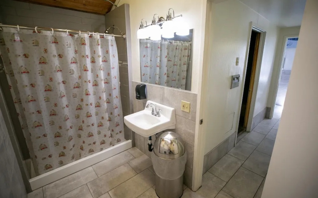 Spacious 2 Bedroom Condo Great For Friends and Families! Free Village Gondola Ride! by RedAwning