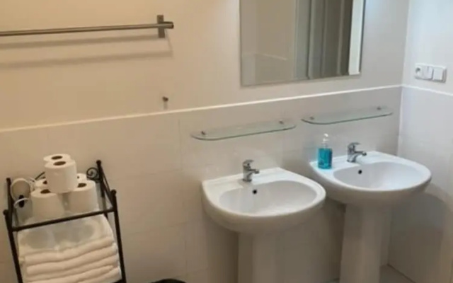 3 Bed Flat - Sleeps 10 - Pets - Smoking - Parking