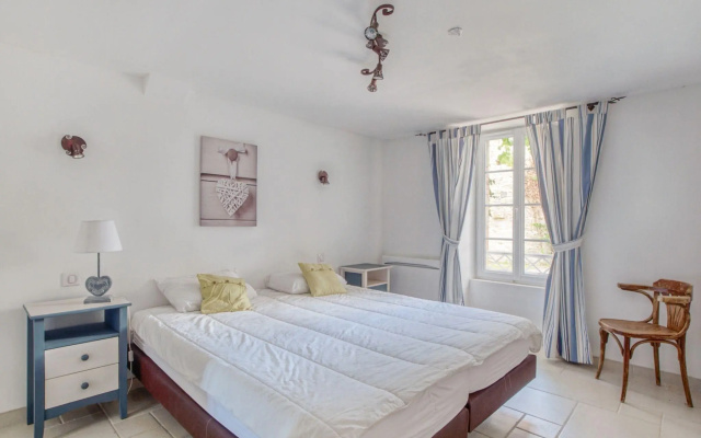 Alluring Holiday Home in Dégagnac with Heated Swimpool and Jacuzzi