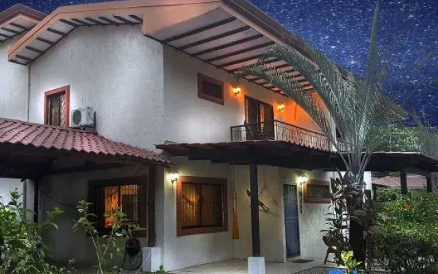 Sunset Villa, Comfortable House Steps From the Beach