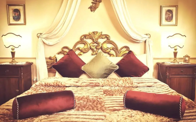 Classic Style Apartment In Center